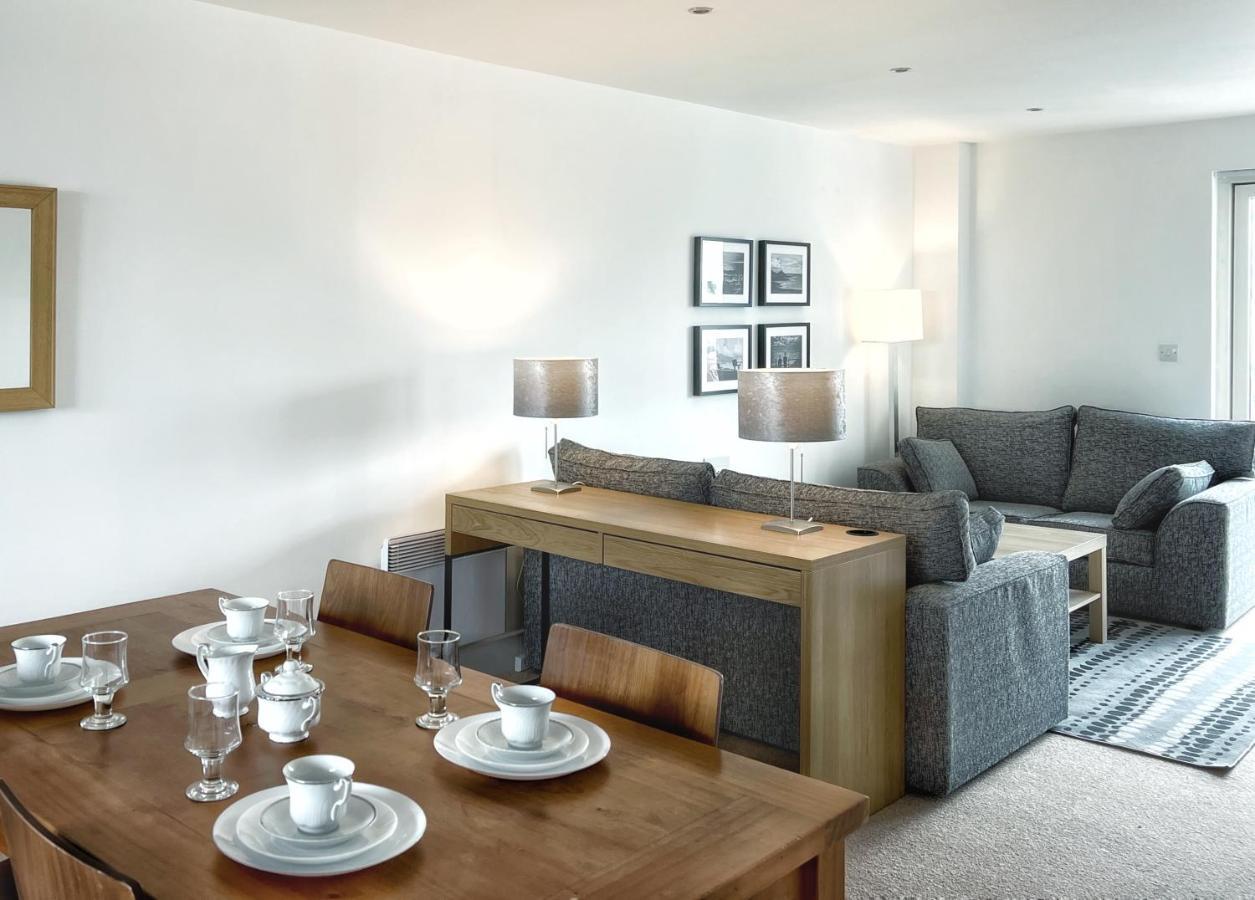 Elegant And Bright Seaside Apt In Swansea Marina Exterior foto