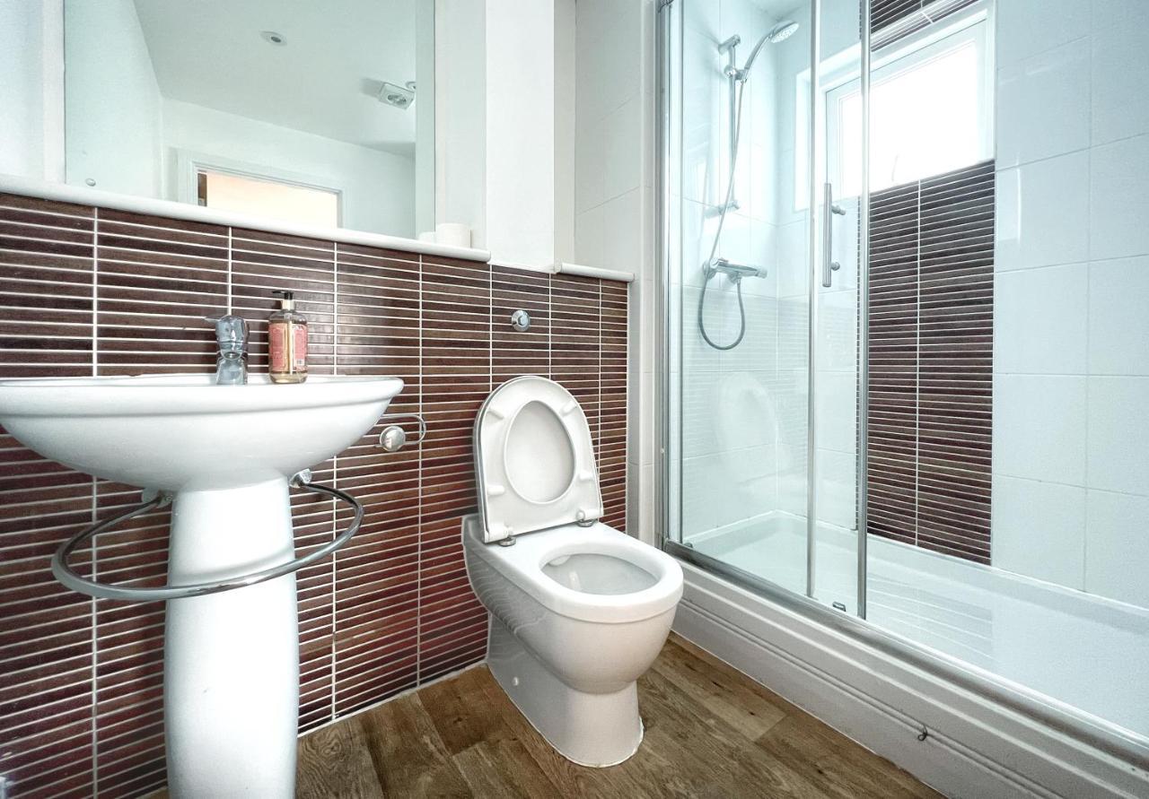 Elegant And Bright Seaside Apt In Swansea Marina Exterior foto