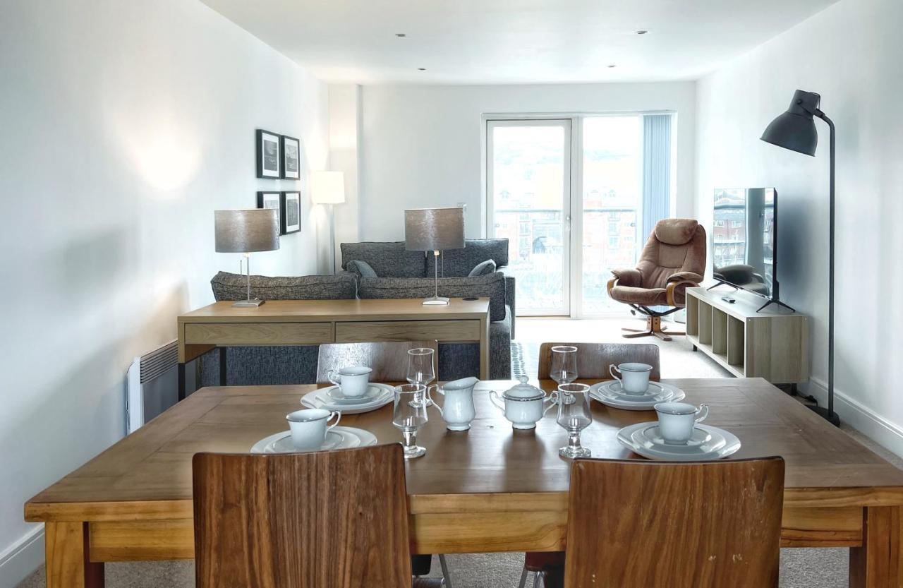Elegant And Bright Seaside Apt In Swansea Marina Exterior foto