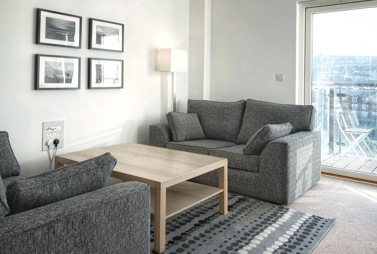 Elegant And Bright Seaside Apt In Swansea Marina Exterior foto
