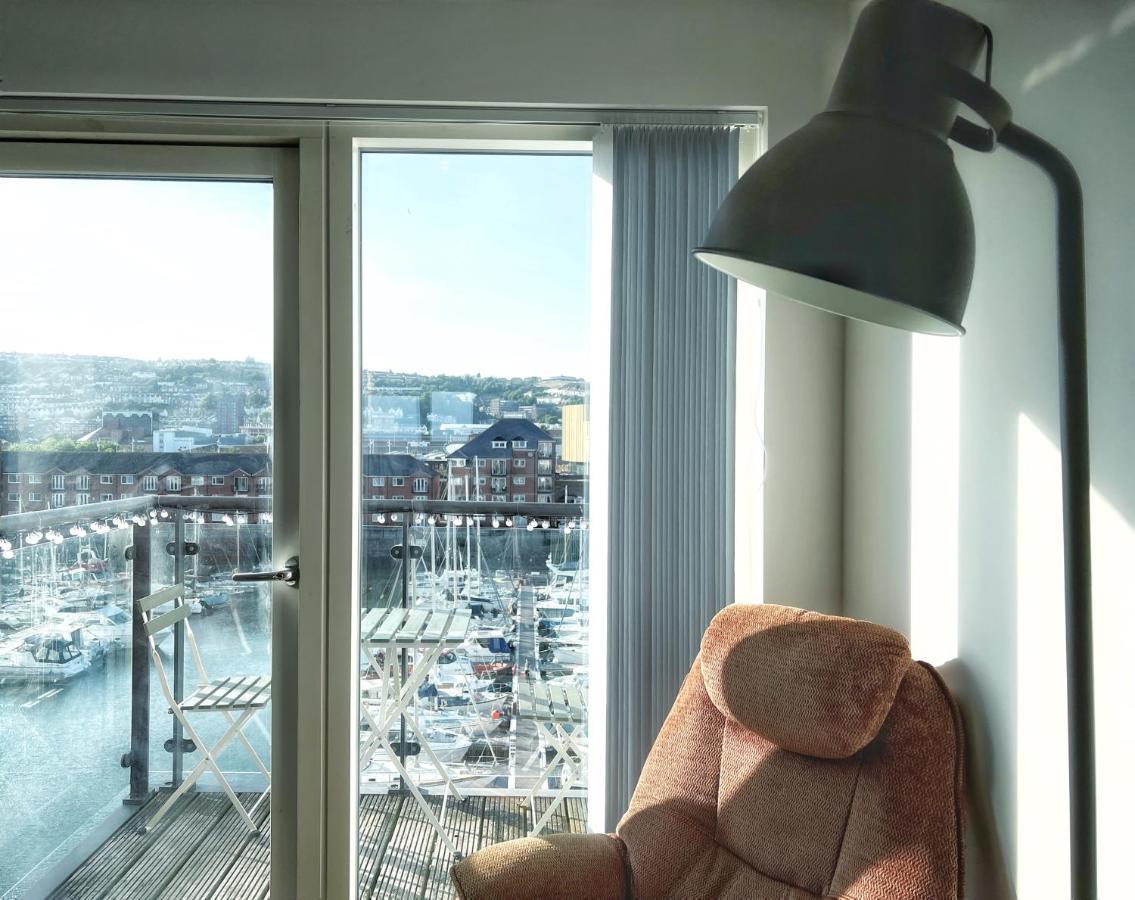 Elegant And Bright Seaside Apt In Swansea Marina Exterior foto