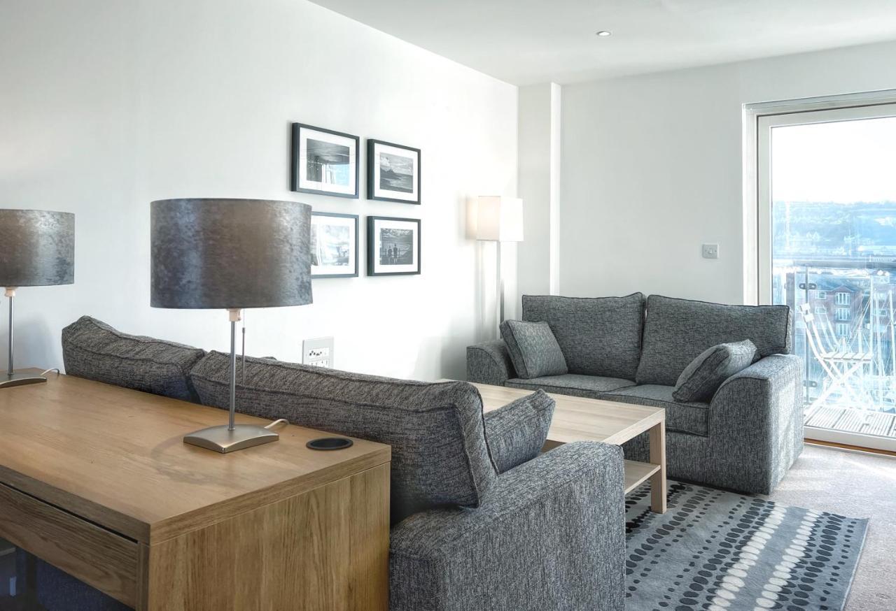 Elegant And Bright Seaside Apt In Swansea Marina Exterior foto